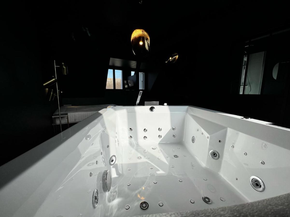 La Suite Isahora. Les Locations Isahora C'Est Aussi Plusieurs Appart' De Standing A 2 Pas Du Chateau D'Eu, Des Falaises Du Treport, De Mers Les Bains Et Aux Portes De La Baie De Somme ウー  エクステリア 写真